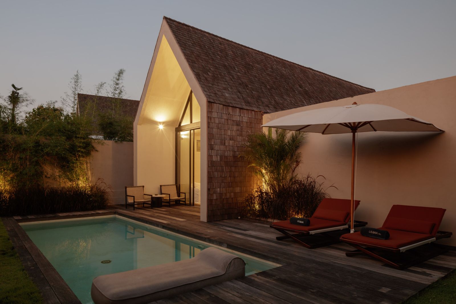 CONTEMPORARY SLEEK DESIGN (2BR)